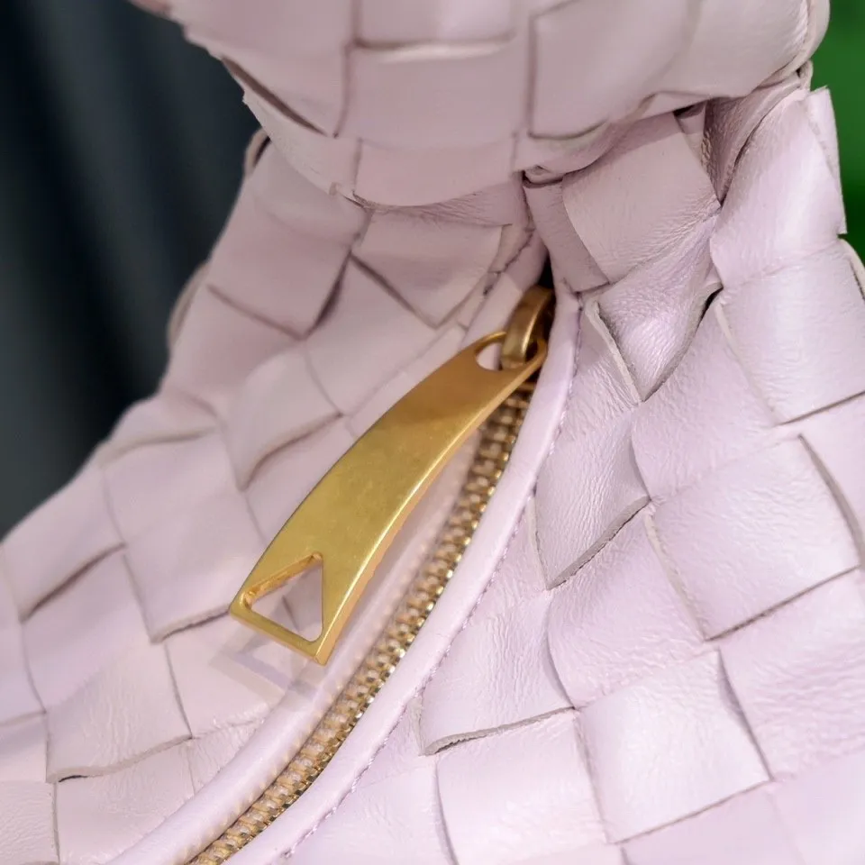Batch 1120 BV Bottega Veneta's new early spring women's MINI JODIE handbag BV bag 🔥The new method is based on the original rounded corners, knotted with classic woven leather round hobo bag, The most iconic triangular pull-out design, using sheepskin draped soft shape, is super suitable for concave shapes~ Jodie feels really gentle to people, and is definitely the best item for daily matching. It has the same weave, new elements and twists, is compact and versatile, and is the new favorite of street style Internet celebrities! Dimensions: 23x28x8 Model: 6699-1